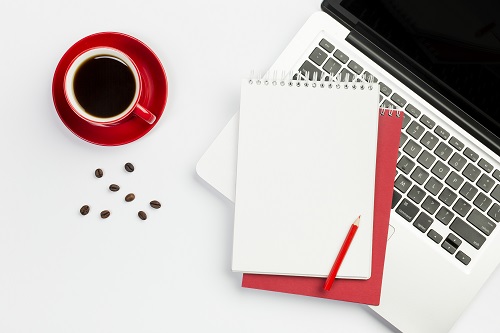 imagen de notebook escribiendo un blog