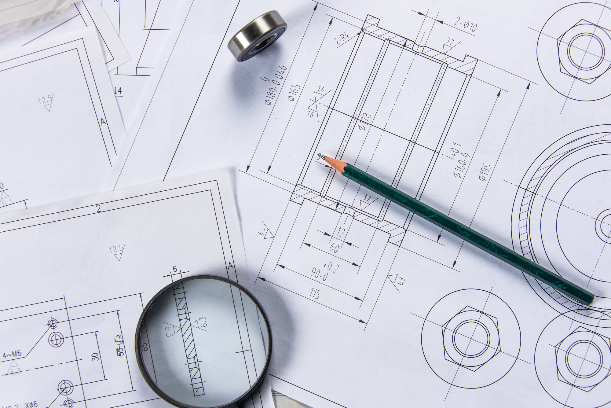 Plano en papel de desarrollo mecánico